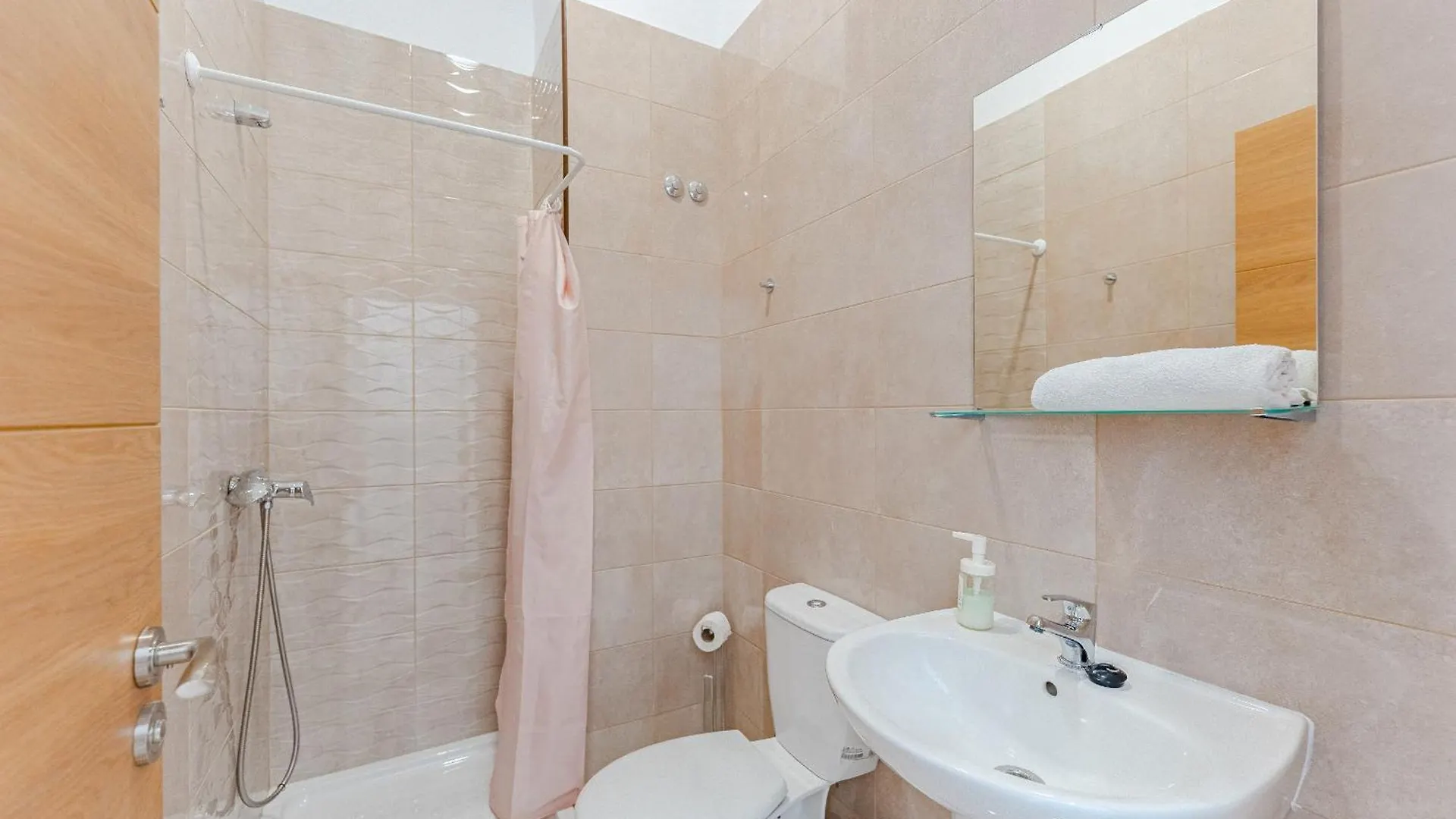 Few Steps From The Beach Hostel In Los Cristianos 阿罗纳