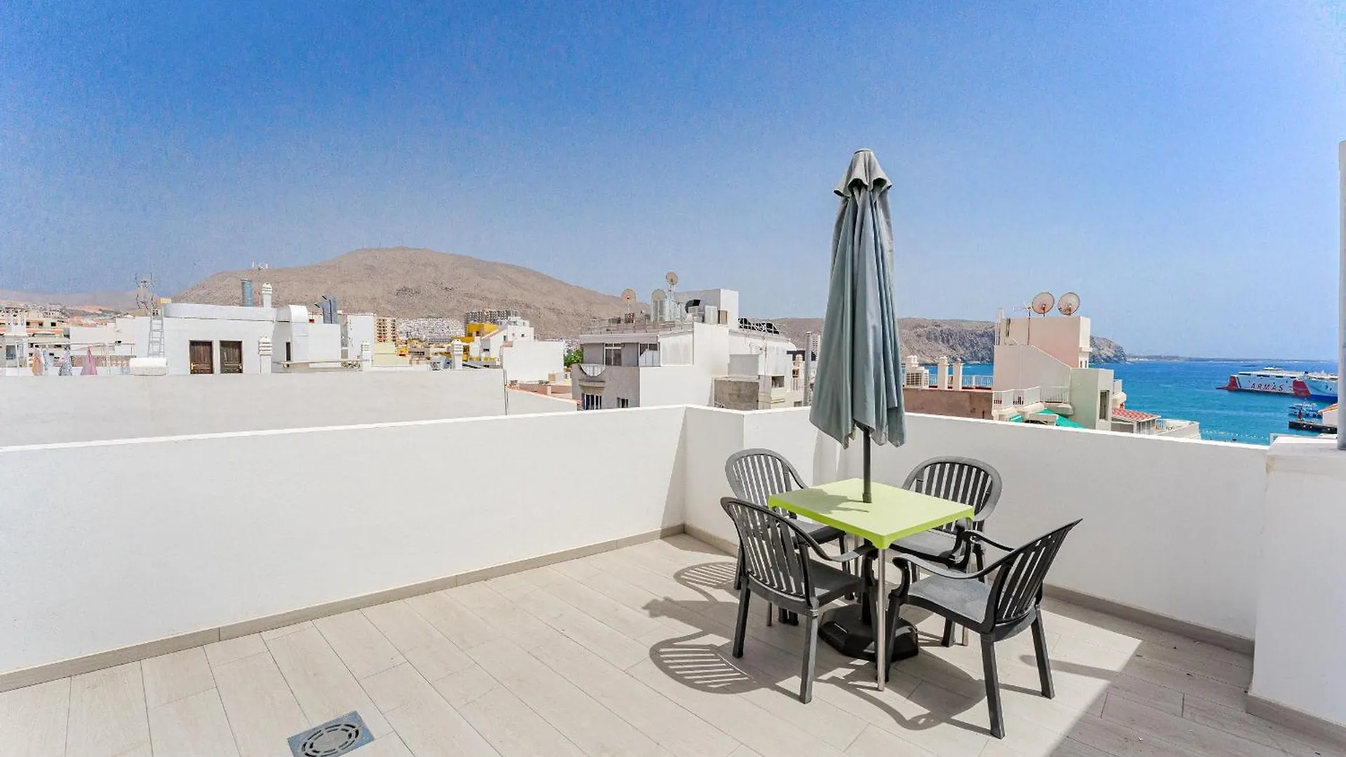 Few Steps From The Beach Hostel In Los Cristianos 阿罗纳