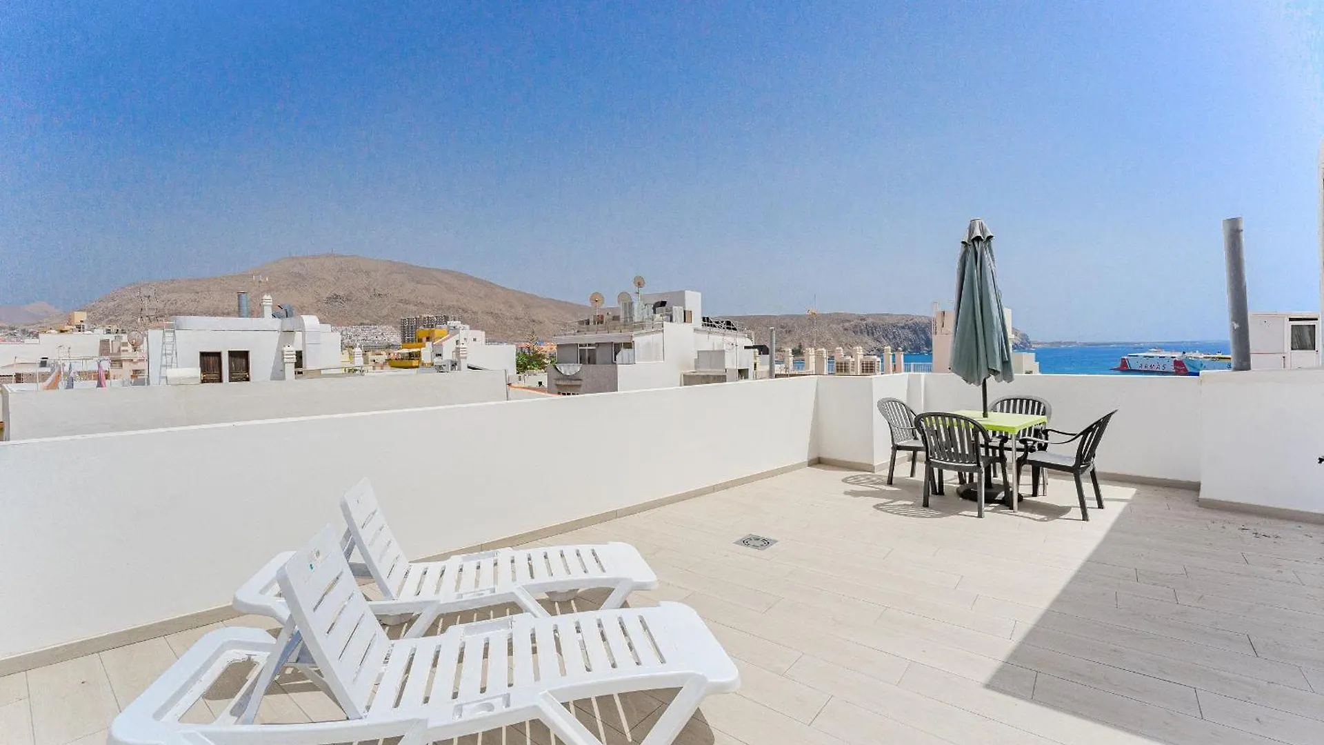 Few Steps From The Beach Hostel In Los Cristianos 阿罗纳